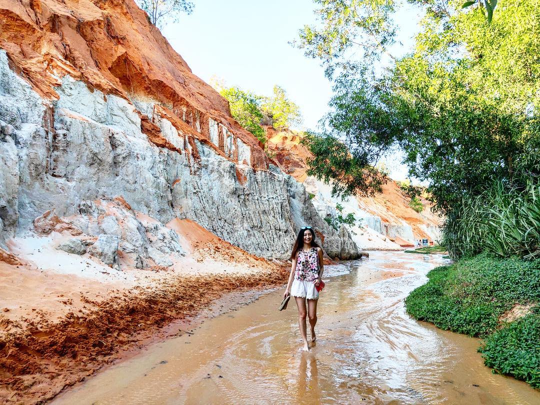 [越南美奈Mui Ne(潘切Phan Thiet)-景點] 必訪/ 赤腳漫步在紅紗水流中，欣賞喀斯特地形的仙女溪(Fairy Stream)體驗