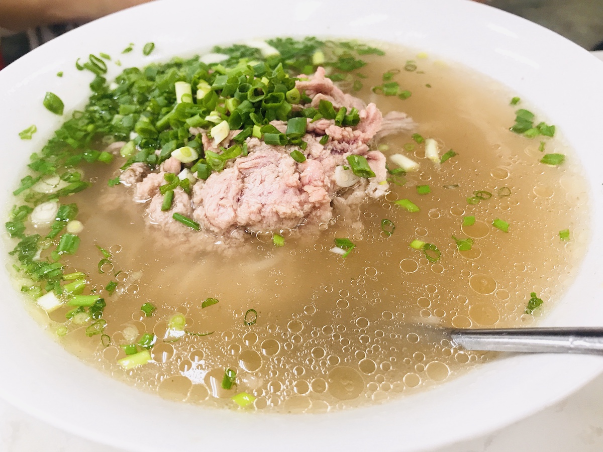 [越南胡志明市-美食] 第一郡必吃/ 在地人也愛的老饕河粉Phở Hòa Pasteur餐廳